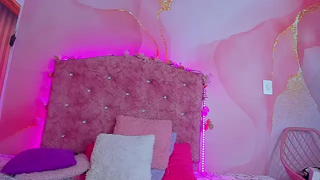 Mila grace  online show from December 17, 2025, 6:36 pm