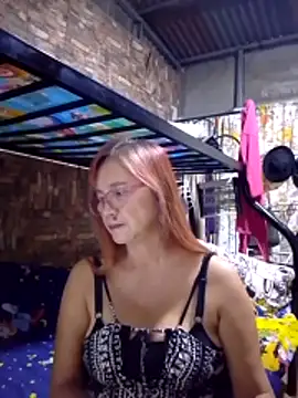 Snapshot of SexyHottMom chatting on April 1, 2026, 1:01 pm SexyHottMom online show from April 1, 2026, 1:01 pm