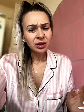 iSelena online show from October 10, 2025, 5:50 am