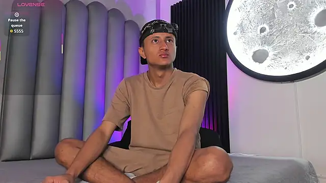  Leohot  online show from November 22, 2025, 3:49 am