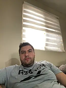 raulgzz4 online show from April 28, 2026, 3:28 pm