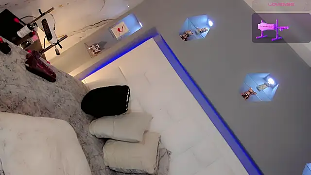 Ariia-janee online show from April 10, 2026, 5:01 am