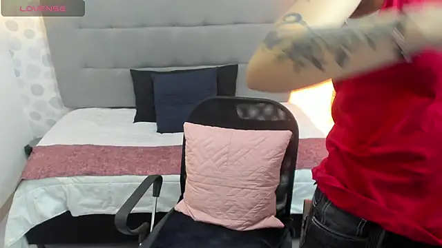 Snapshot of emahills__axelrose chatting on October 7, 2025, 4:20 am emahills axelrose online show from October 7, 2025, 4:20 am