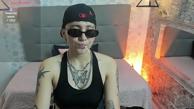 Snapshot of emahills__axelrose chatting on October 12, 2025, 5:06 am emahills axelrose online show from October 12, 2025, 5:06 am