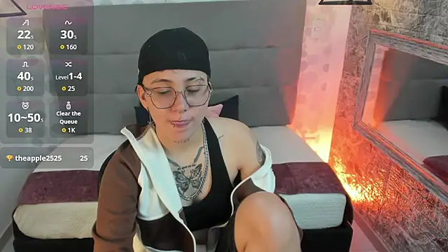 Snapshot of emahills__axelrose chatting on October 25, 2025, 10:01 am emahills axelrose online show from October 25, 2025, 10:01 am