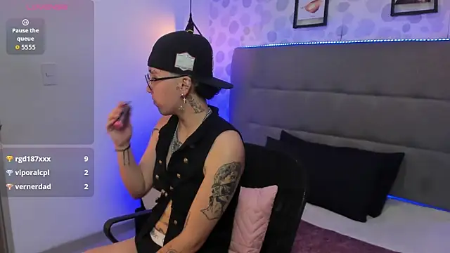 Snapshot of emahills__axelrose chatting on October 31, 2025, 2:40 pm emahills axelrose online show from October 31, 2025, 2:40 pm