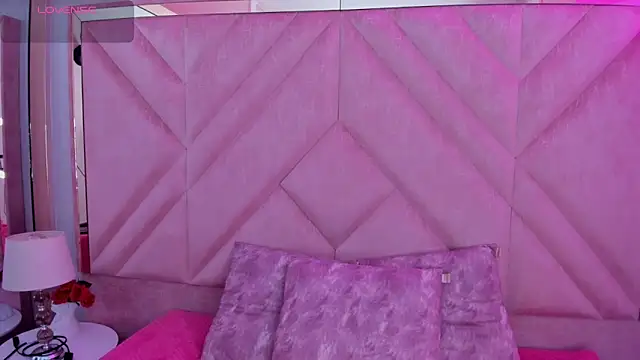 SofiJones  online show from September 25, 2025, 9:40 pm