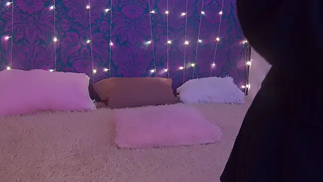 CherrRoses online show from November 2, 2025, 4:09 pm