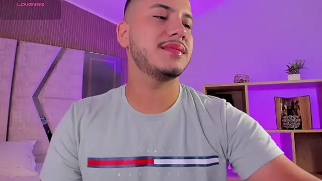 Snapshot of Axel_grey_ chatting on April 21, 2026, 12:44 pm Axel grey online show from April 21, 2026, 12:44 pm