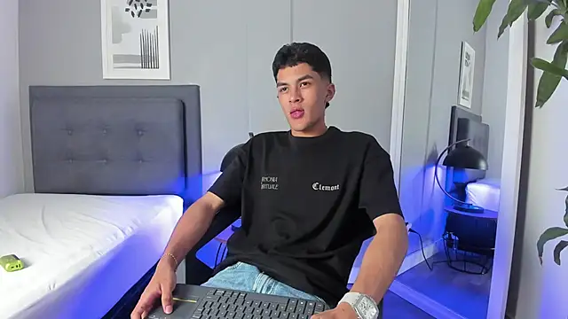 Tylerffoxx online show from September 23, 2025, 11:41 pm