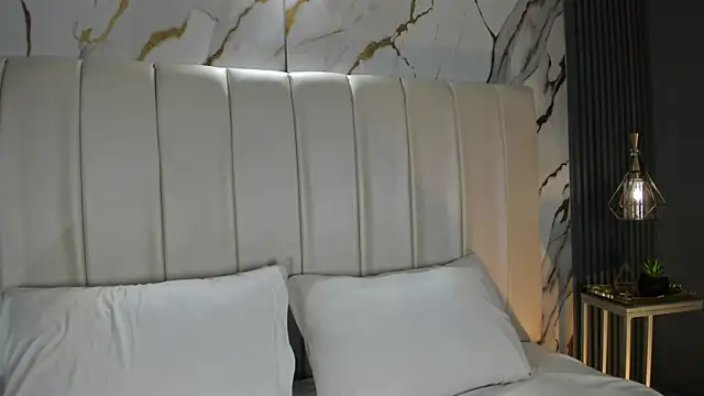 Snapshot of CarolineLee_ chatting on April 22, 2026, 10:33 pm CarolineLee online show from April 22, 2026, 10:33 pm