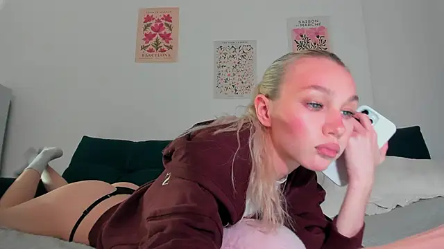 cuteleraay online show from October 9, 2025, 8:29 pm