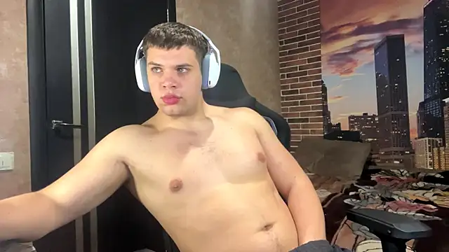 MusclePhantom online show from April 7, 2026, 8:09 pm