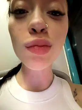 Snapshot of EstaVista chatting on October 7, 2025, 4:48 pm EstaVista online show from October 7, 2025, 4:48 pm