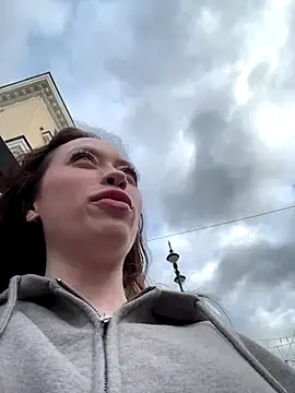 Snapshot of EstaVista chatting on October 12, 2025, 1:10 pm EstaVista online show from October 12, 2025, 1:10 pm