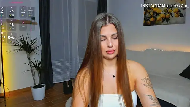 Cutie Lui online show from October 6, 2025, 7:17 am