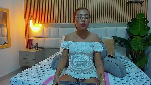 KattyBonnie online show from October 21, 2025, 8:42 pm