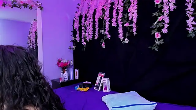 Nanis James online show from March 8, 2026, 2:59 am