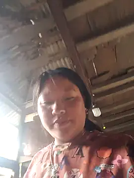 Snapshot of MuiNay chatting on November 5, 2025, 3:28 am MuiNay online show from November 5, 2025, 3:28 am