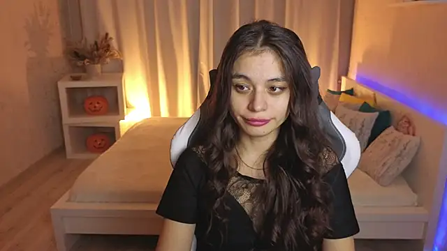 Leila Hefner online show from November 7, 2025, 4:18 pm