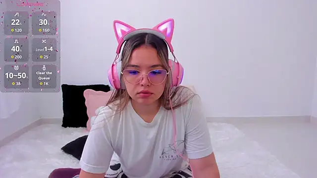 Alana Banana  online show from November 4, 2025, 1:43 pm