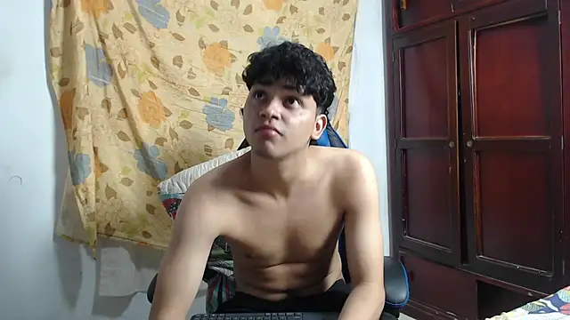 Snapshot of alice_julls chatting on July 10, 2026, 5:23 am alice julls online show from July 10, 2026, 5:23 am