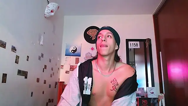 Snapshot of DannyPhantom555 chatting on December 20, 2025, 7:32 pm DannyPhantom555 online show from December 20, 2025, 7:32 pm