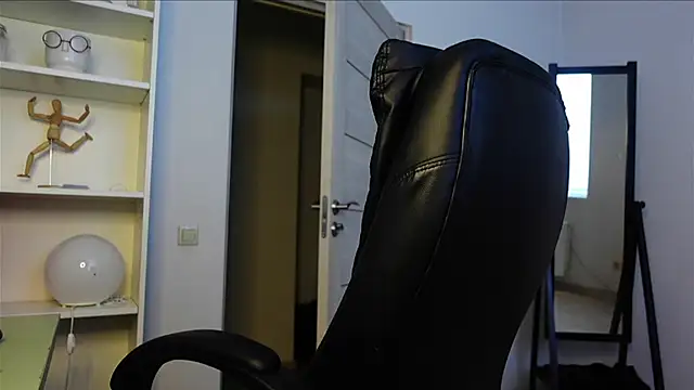 Laura Chaplin online show from September 24, 2025, 2:20 pm