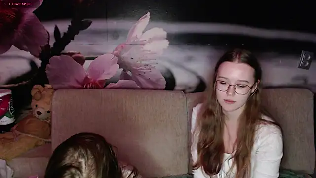 MandyMils online show from October 19, 2025, 8:42 pm