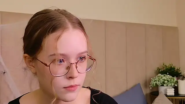 MandyMils online show from October 26, 2025, 2:12 pm