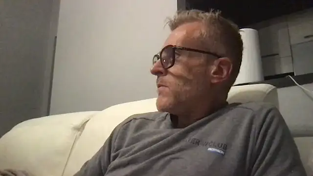 Axl hot online show from November 15, 2025, 8:49 pm