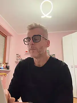 Axl hot online show from March 3, 2026, 11:27 am