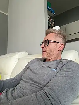 Axl hot online show from March 4, 2026, 1:06 pm