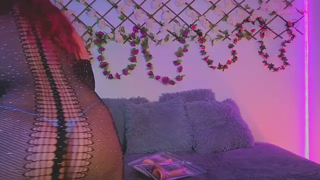 Lolarosesxs online show from November 25, 2025, 8:42 pm