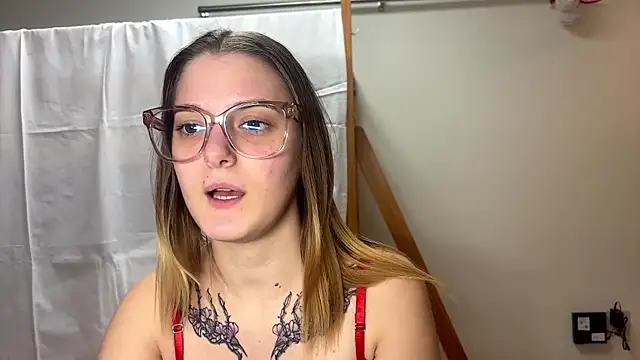 SuzyMiu online show from November 11, 2025, 10:26 am