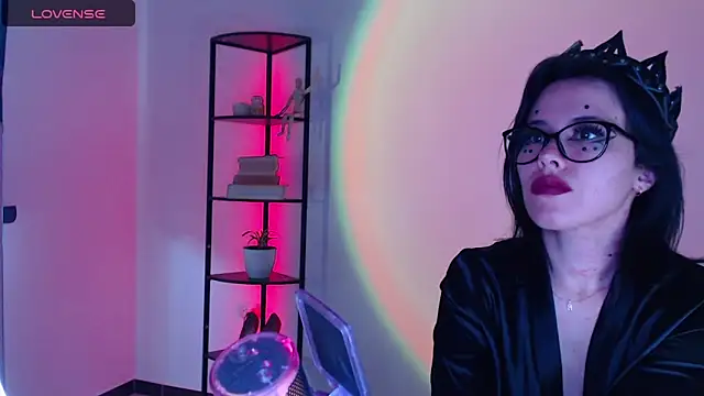 girldom online show from September 9, 2025, 3:22 pm