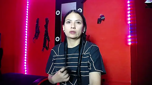 LaurynBennett  online show from September 18, 2025, 6:43 pm