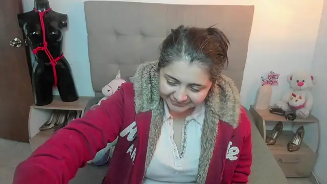 TifanyAmazinng online show from November 11, 2025, 12:27 pm