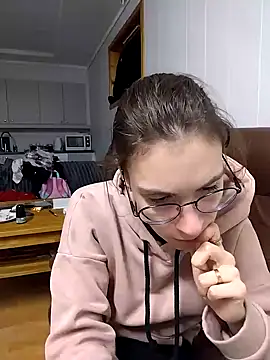 HoneySquirrel online show from December 5, 2025, 4:14 pm