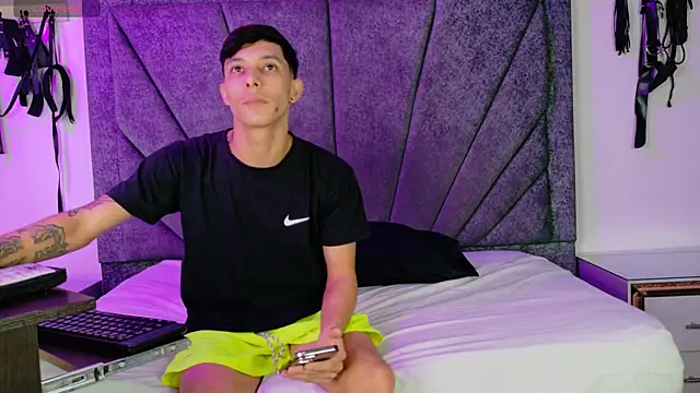 ZafiroAndFlynn online show from April 19, 2026, 2:55 am