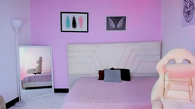 fressittalove01 online show from December 4, 2025, 2:04 pm