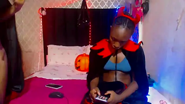 LonelyQueenxx25 online show from October 31, 2025, 7:26 pm