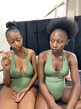 LonelyQueenxx25 online show from March 4, 2026, 8:37 pm