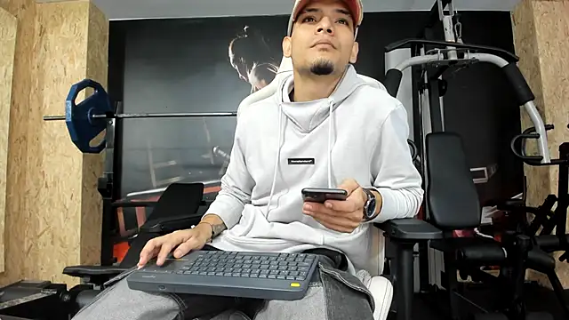 Snapshot of AlessandroKiing chatting on June 15, 2026, 10:34 pm AlessandroKiing online show from June 15, 2026, 10:34 pm