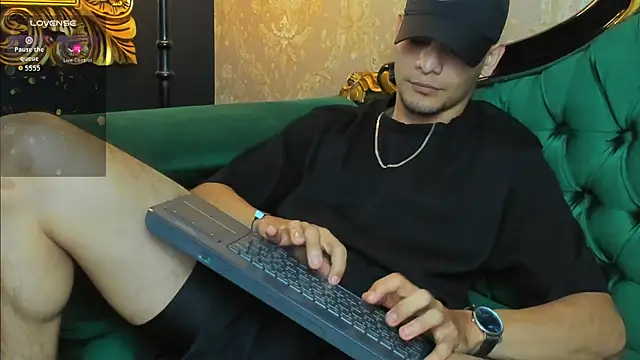 Snapshot of AlessandroKiing chatting on July 14, 2026, 8:03 pm AlessandroKiing online show from July 14, 2026, 8:03 pm