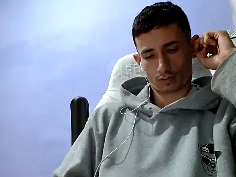 Snapshot of Damartinez27 chatting on December 19, 2025, 3:30 pm Damartinez27 online show from December 19, 2025, 3:30 pm