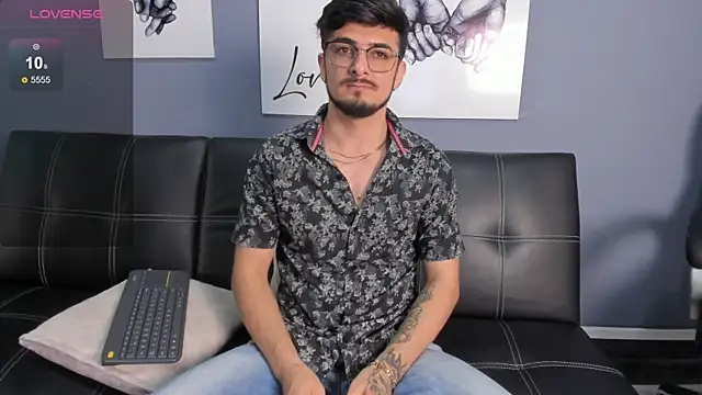 AaronFuentes7 online show from September 12, 2025, 7:36 pm