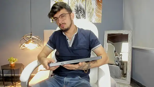 AaronFuentes7 online show from September 17, 2025, 5:36 pm