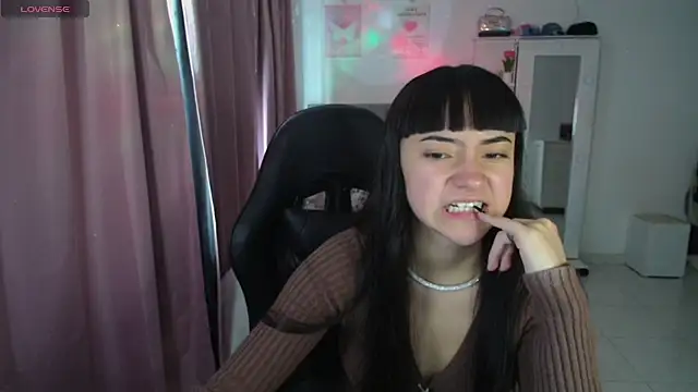 Snapshot of violetta_blackk chatting on April 23, 2026, 5:15 pm violetta blackk online show from April 23, 2026, 5:15 pm