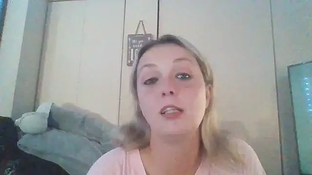 Candykissesxoxo online show from November 2, 2025, 7:22 am